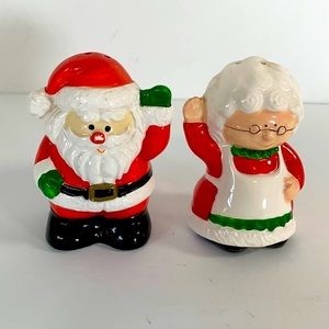 Vintage Holiday Ceramic Santa & Mrs Claus 3 1/4” Tall Salt & Pepper Shakers
